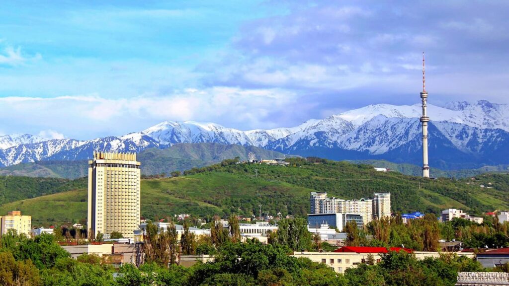 Вид на гостиницу Казахстан и башню Кок-тобе в Алматы
