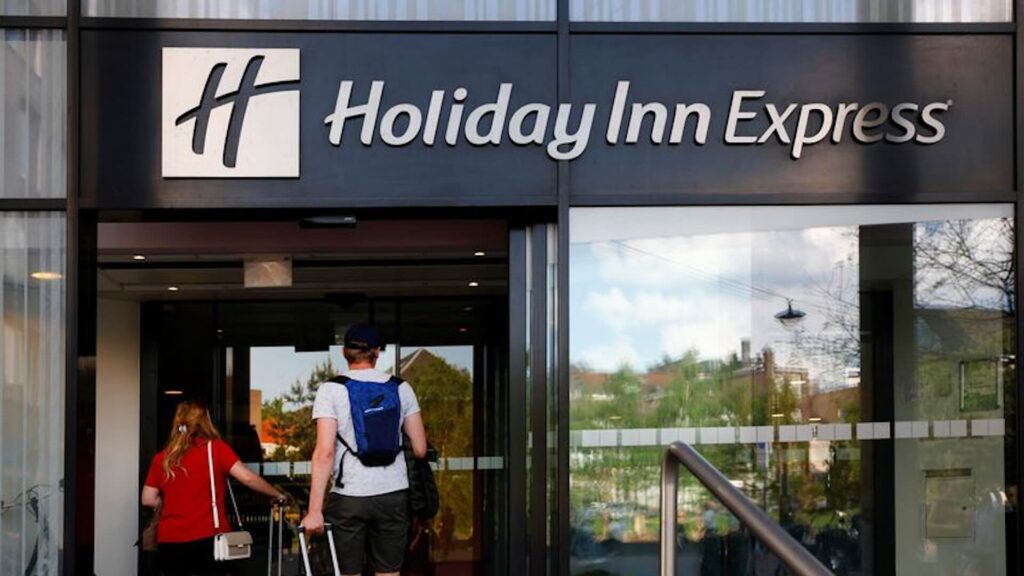 Люди входят в отель Holiday Inn Express в Арнеме, Нидерланды