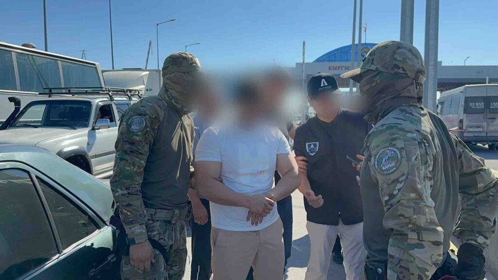 Задержанный казахстанец с сотрудниками Антикора