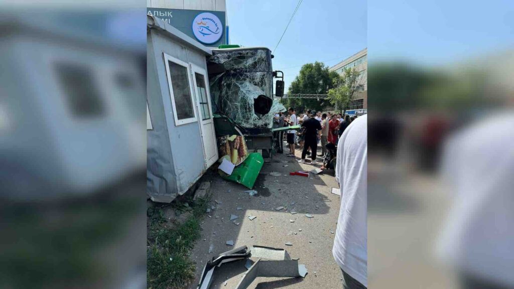 Автобус врезался в магазин в Алматы
