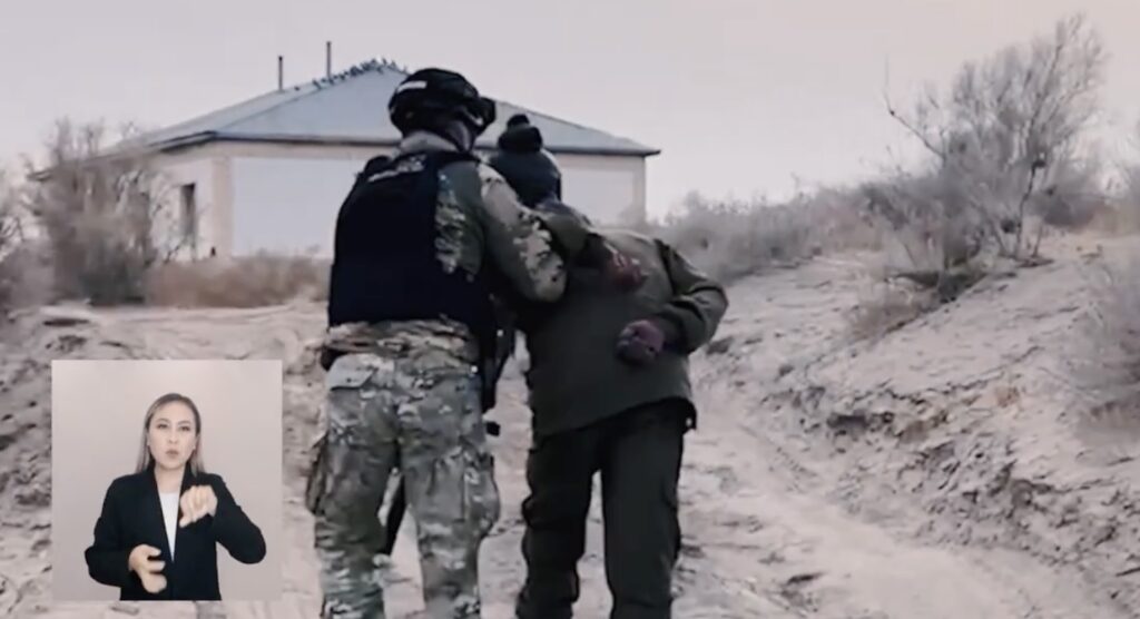 Полиция ведет члена банды в Кызылорде