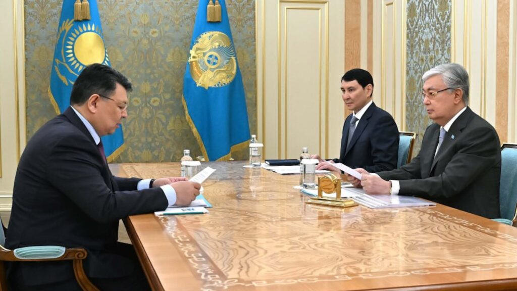 Токаев слушает отчет Бозумбаева о ликвидации паводков в Казахстане