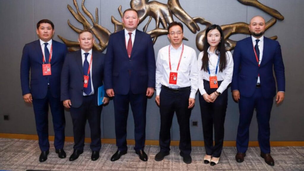 Делегация из Восточного Казахстана, возглавляемая акимом области Ермеком Кошербаевым, после встречи с представителями компании China Huadian Corporation.