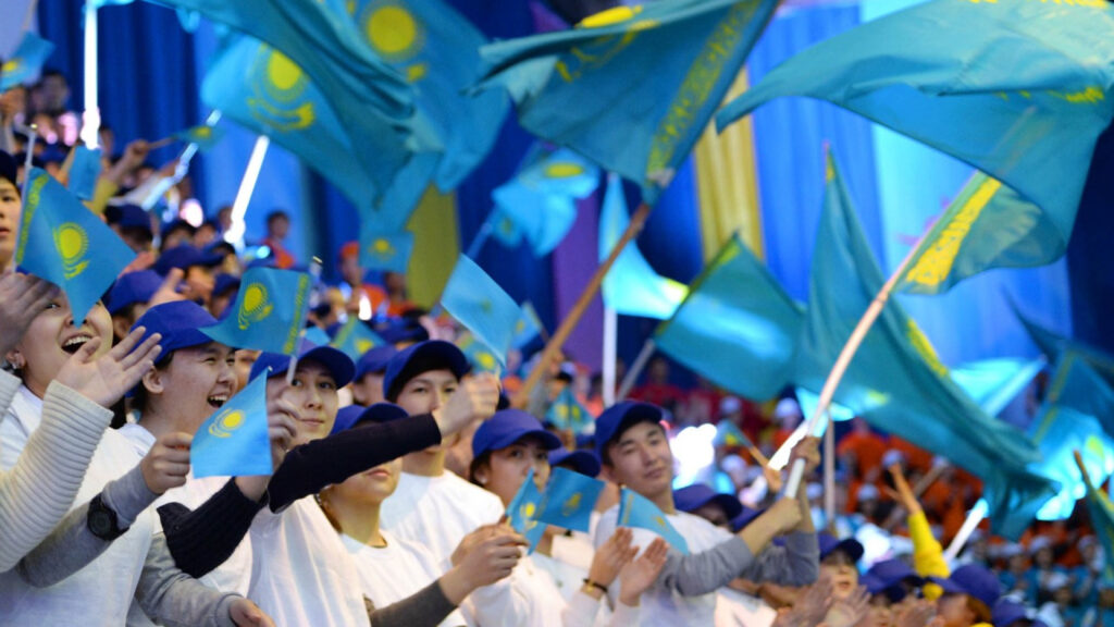 Молодые люди с флагами Казахстана