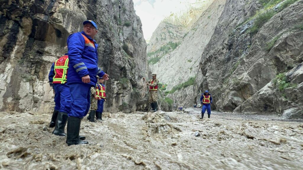 Кыргызские спасатели на месте схода селя