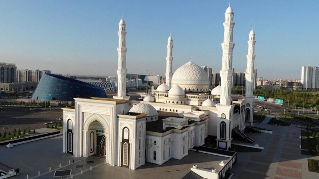 Вид на главную мечеть в Астане