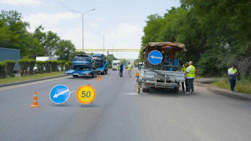 Специальная машина наносит краску на дрогу