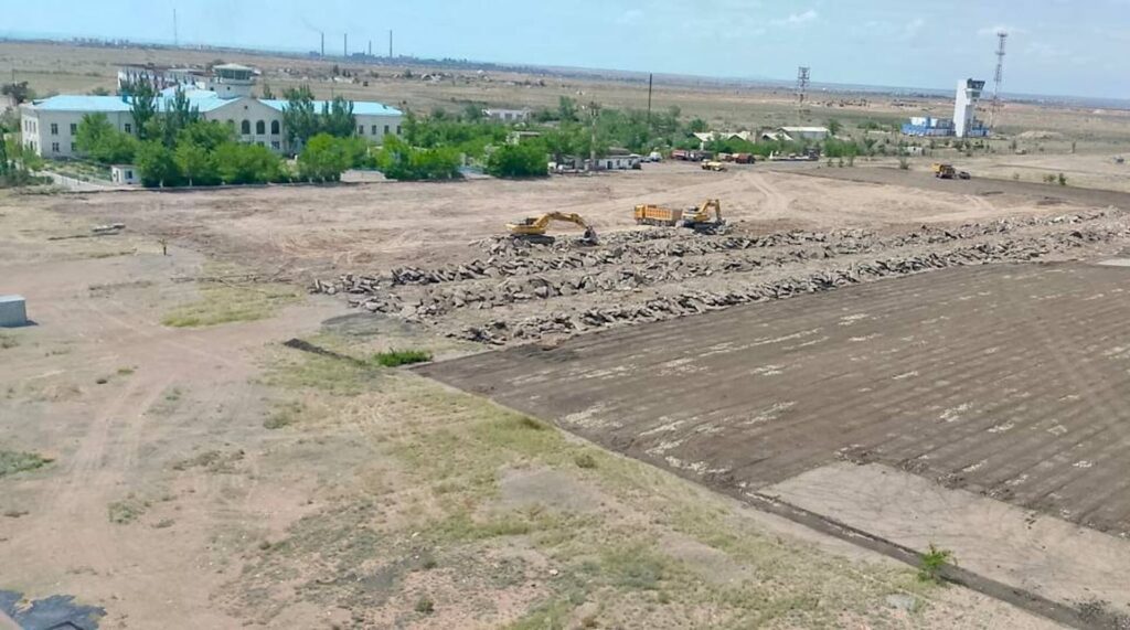 Экскаваторы копают землю для реконструкции аэропорта Балхаша