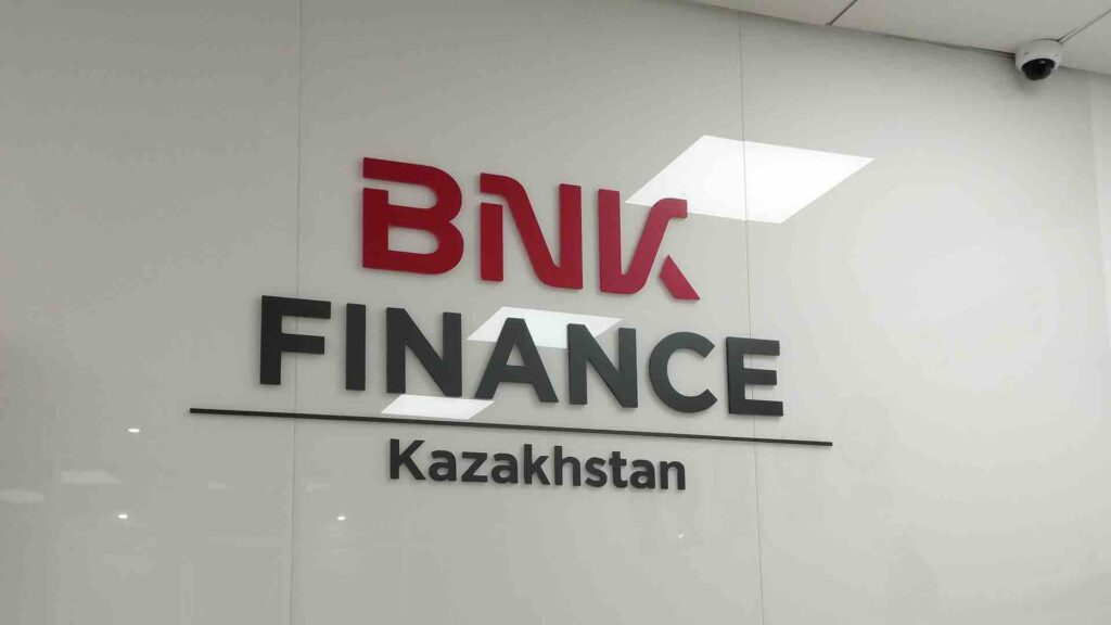 Логотип на белой стене BNK Finance Казахстан