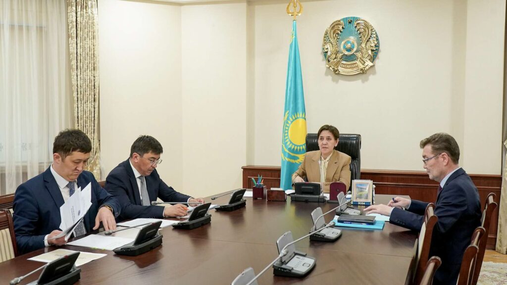 Тамара Дуйсенова смотрит на презентацию нового проекта для поиска работы в Казахстане