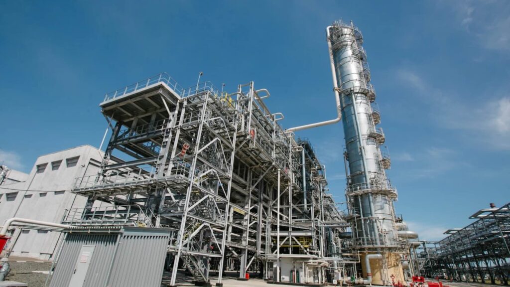 Вид на Павлодарский нефтехимический завод