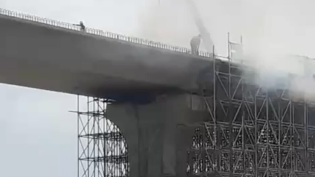 Опалубка горит на LRT 28 июня 2024 года в Астане