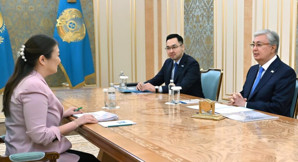 Президент разговаривает с Динарой Закиевой, Уполномоченной по правам ребенка