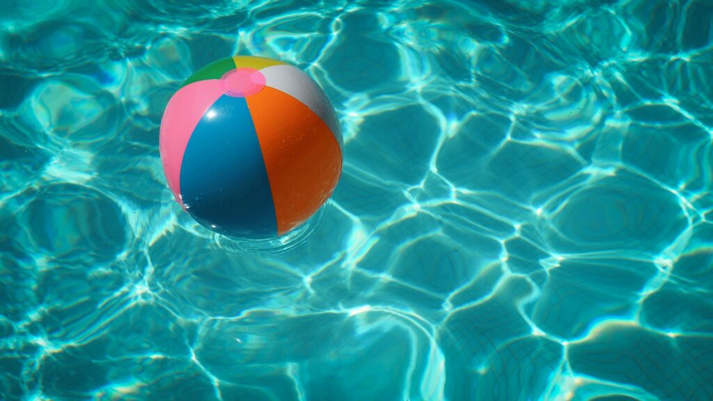 Надувной мяч в бассейне