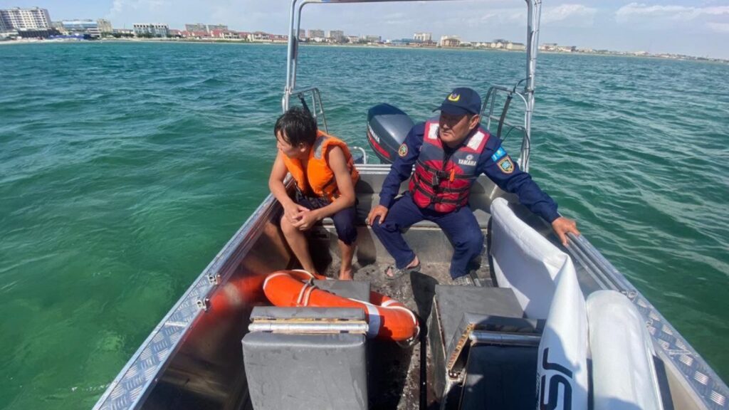 Спасатели помогли серфенгисту в Каспийском море