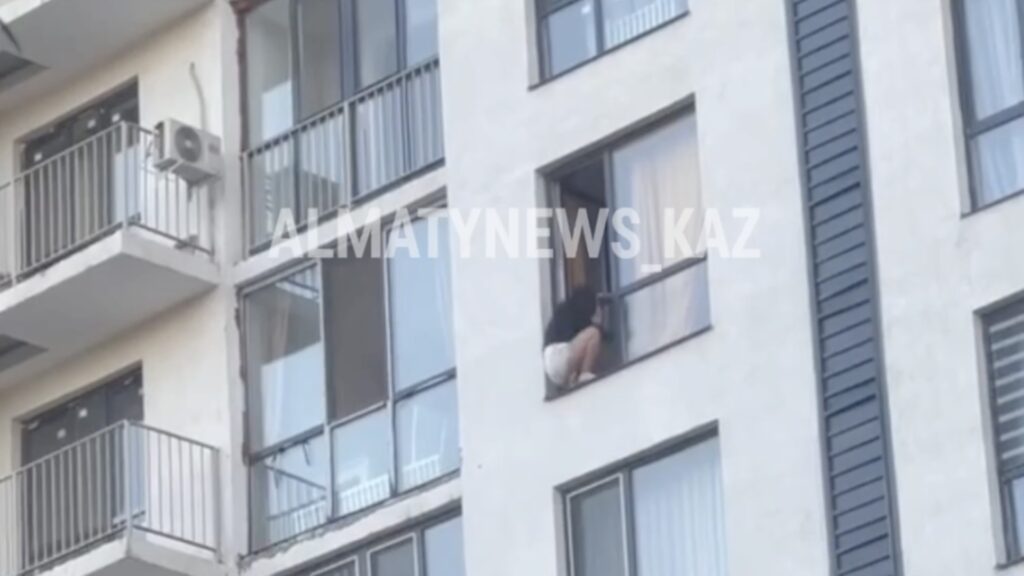 Девушка танцует на корнизе окна в Алматы, после чего упала и разбилась насмерть