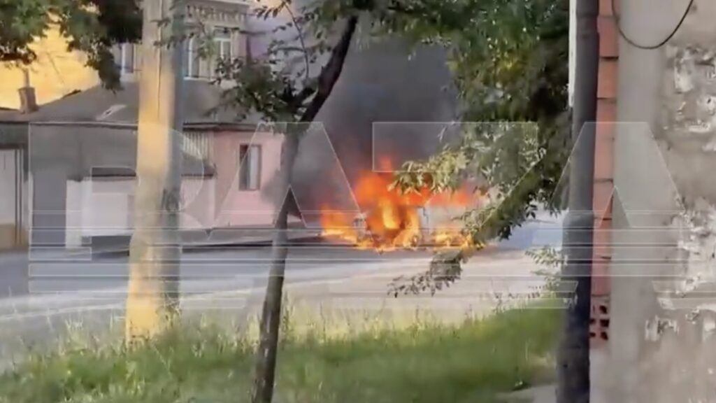 Теракты в Дагестане: горящий автомобиль на дороге