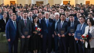 В Алматы вручили квартиры от президента