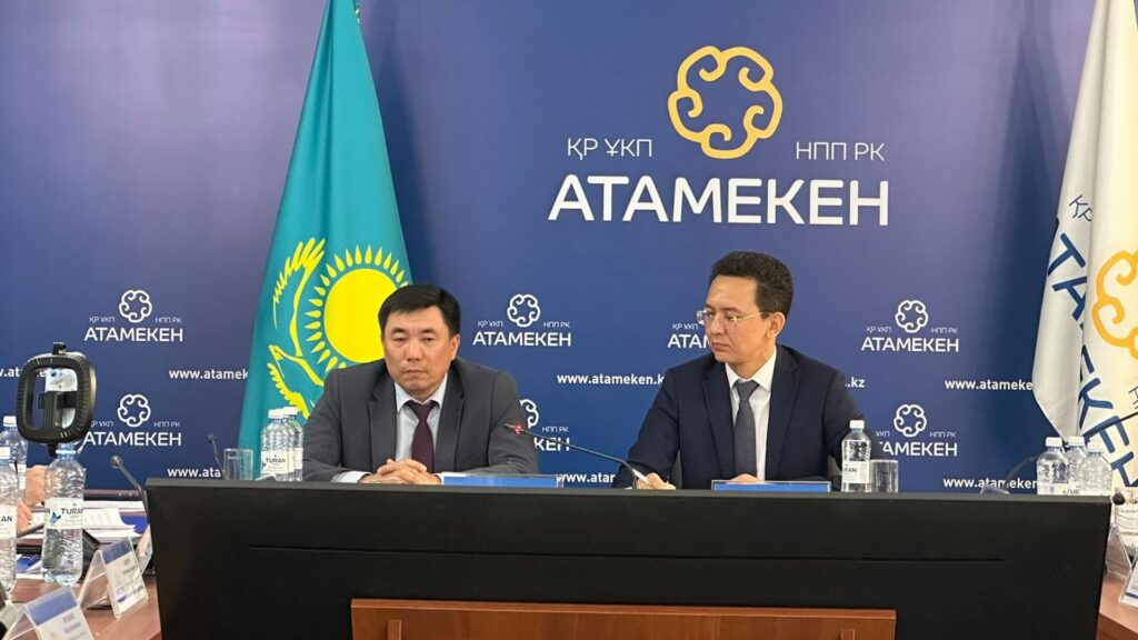Вице-министр национальной экономики Азамат Амрин на фоне логотипа Атамекен, рассказывает о том, что в Казахстане снизят налог на автомобили