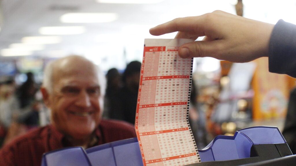 Продавец отдает лотерейные билеты пожилому человеку