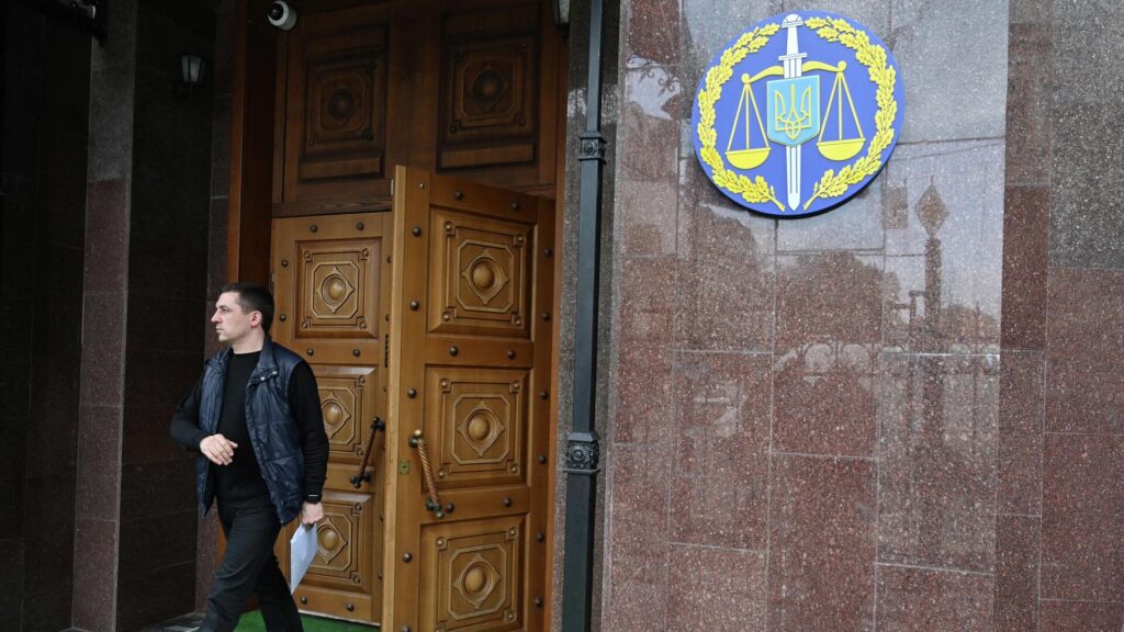 Посетитель выходит из дверей украинской прокуратуры