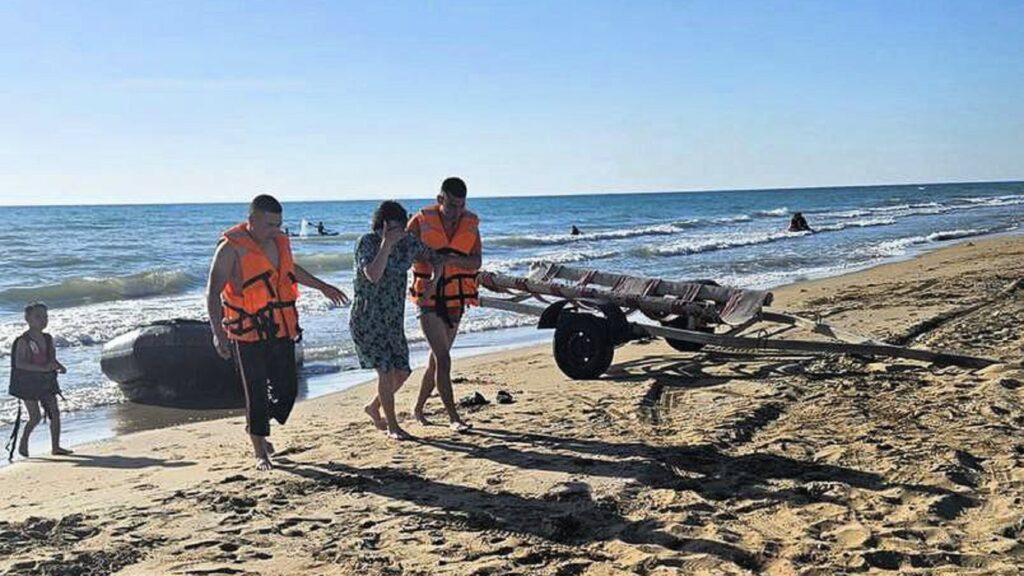 В Мангистауской области из моря спасатели спасли женщину