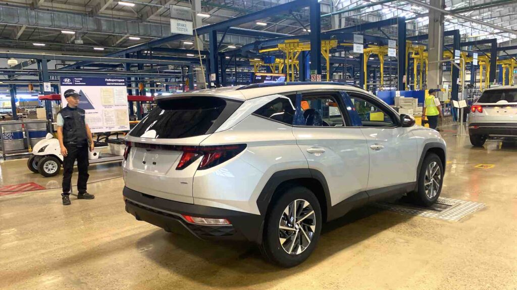 Собранный автомобиль проходит проверку на заводе Hyundai Trans Kazakhstan