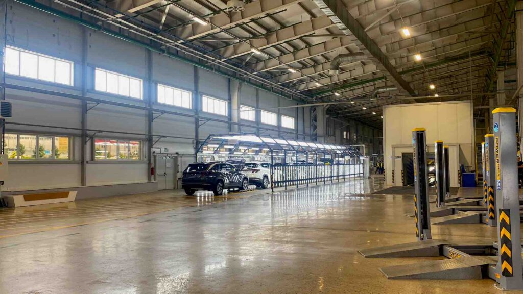Готовые легковые автомобили стоят на заводе Hyundai Trans Kazakhstan в Алматы