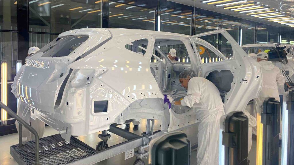 Сотрудники завода Hyundai Trans Kazakhstan протирают кузов