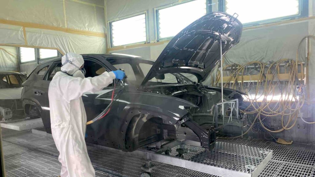 Специалист красит кузов на заводе Hyundai Trans Kazakhstan