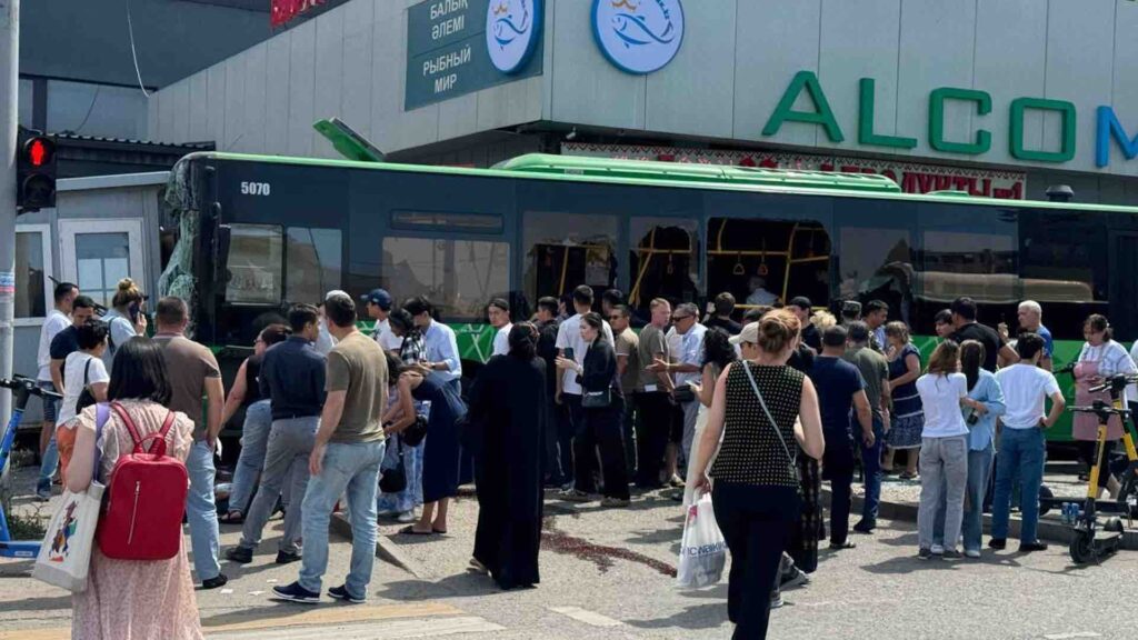 Автобус врезался в магазин в Алматы