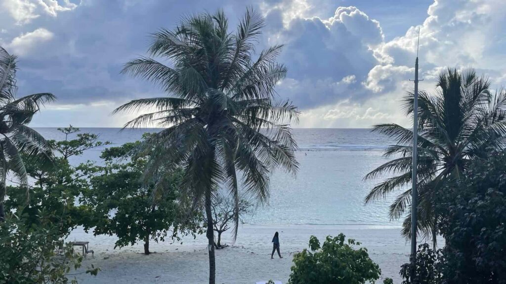 Вид на пляж на Мальдивах в столице Мале