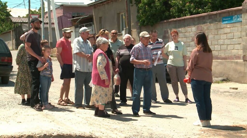 Жильцы в Шымкенте собрались для разговора о сносе домов из-за канализационных труб