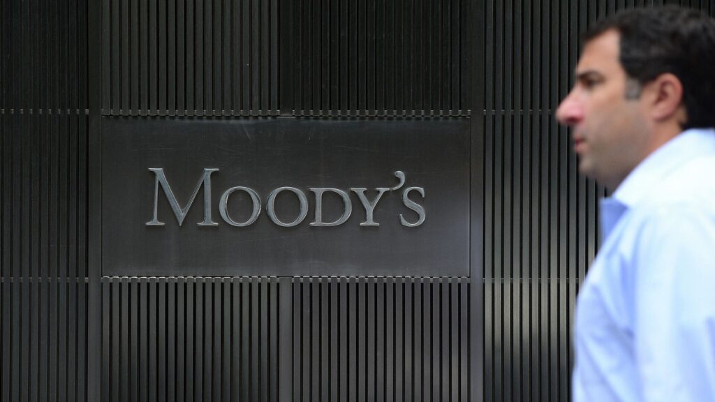 Мужчина у офиса агентства Moody's