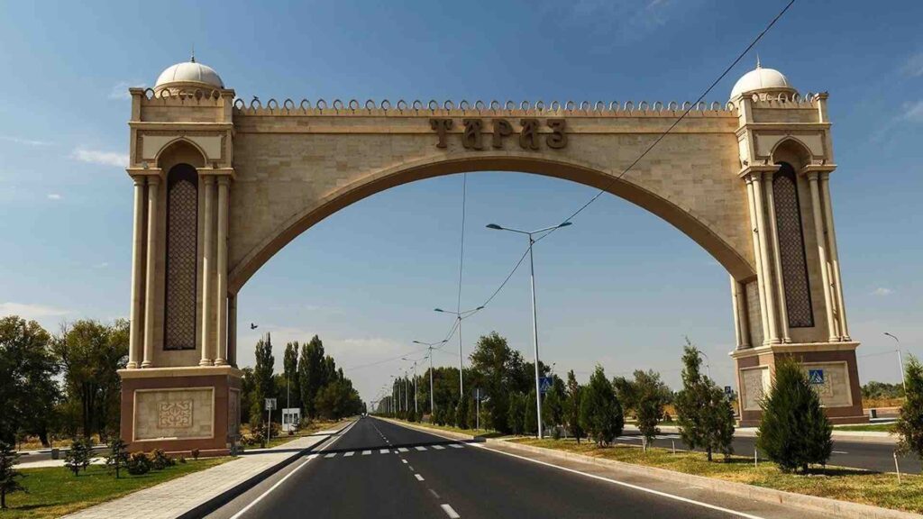 Надпись Тараз при въезде в город