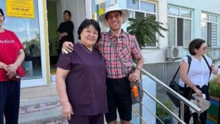 Казахстанец увиделся с биологической матерью спустя 17 лет в Актау