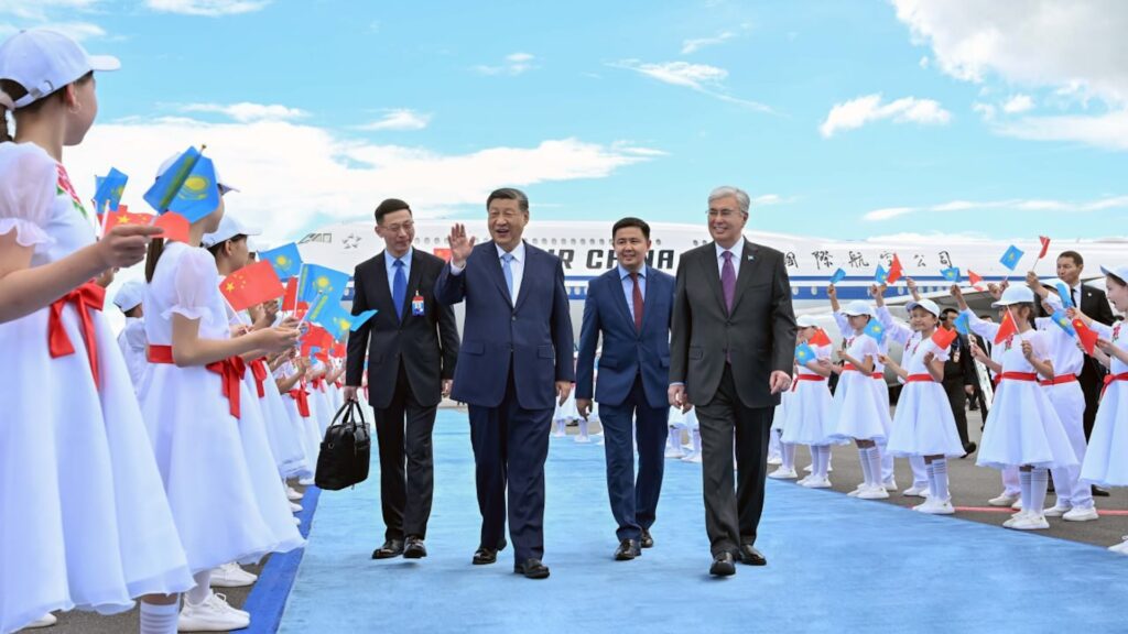 Президент Казахстана Токаев встрчает Си Цзиньпина в аэропорту Астаны