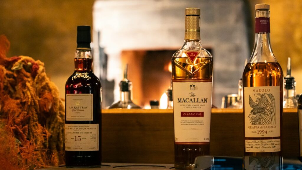 Виски Macallan стоит на столе