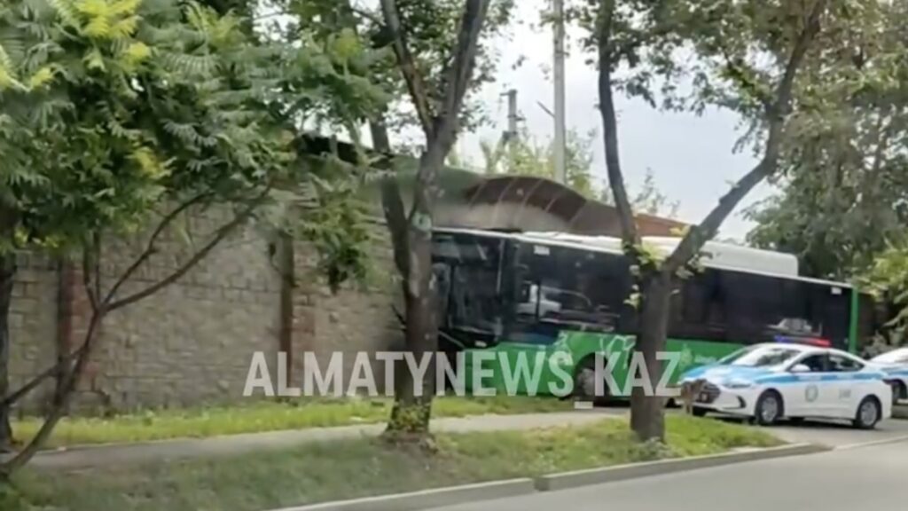 Врезавший в забор автобус в Алматы