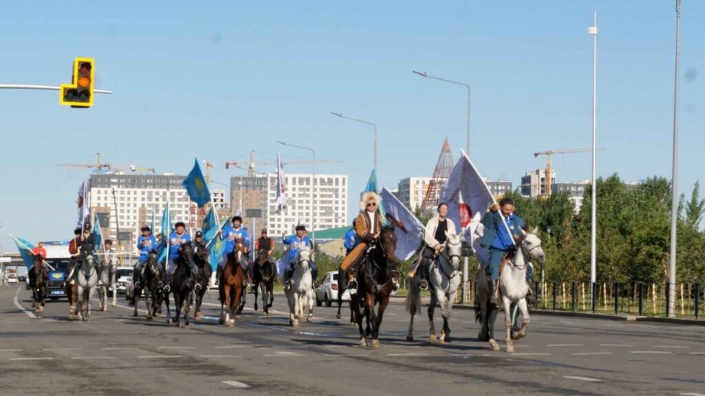 Всадники с флагами Казахстана в Астане