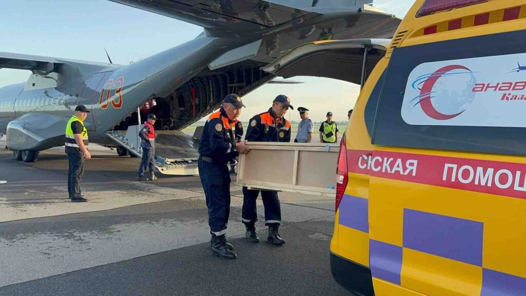Спецборт доставил тела погибших в Кыргызстане детей