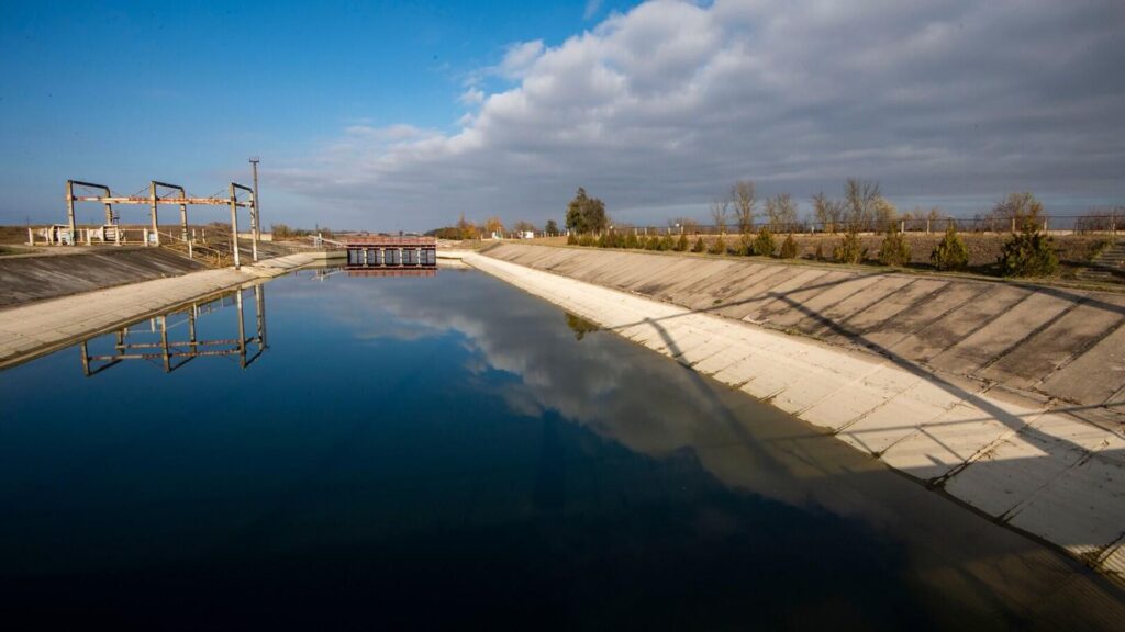 Поливной канал с водой