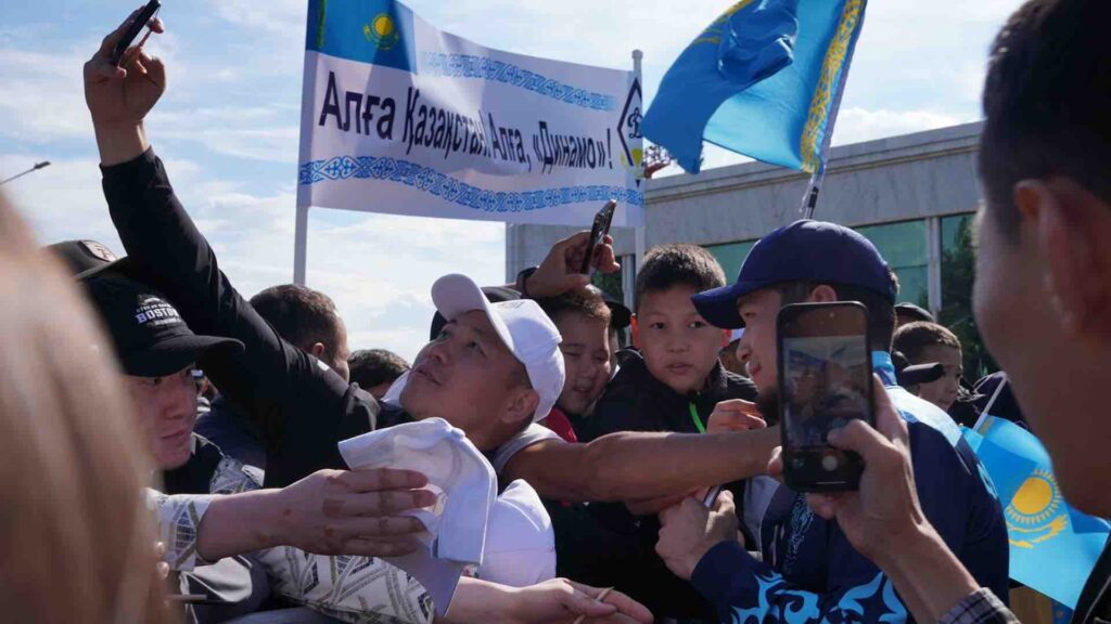 Нурбек Оралбай с болельщиками