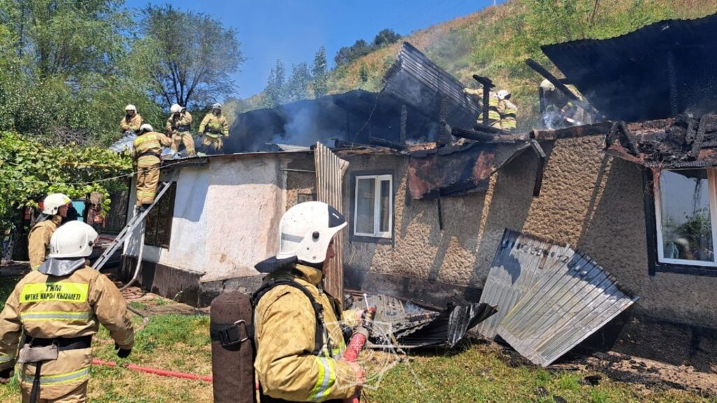 Пожарные потушили огонь в Алматы