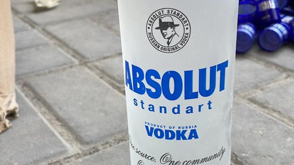 Подпольная водка Absolut стоит на земле