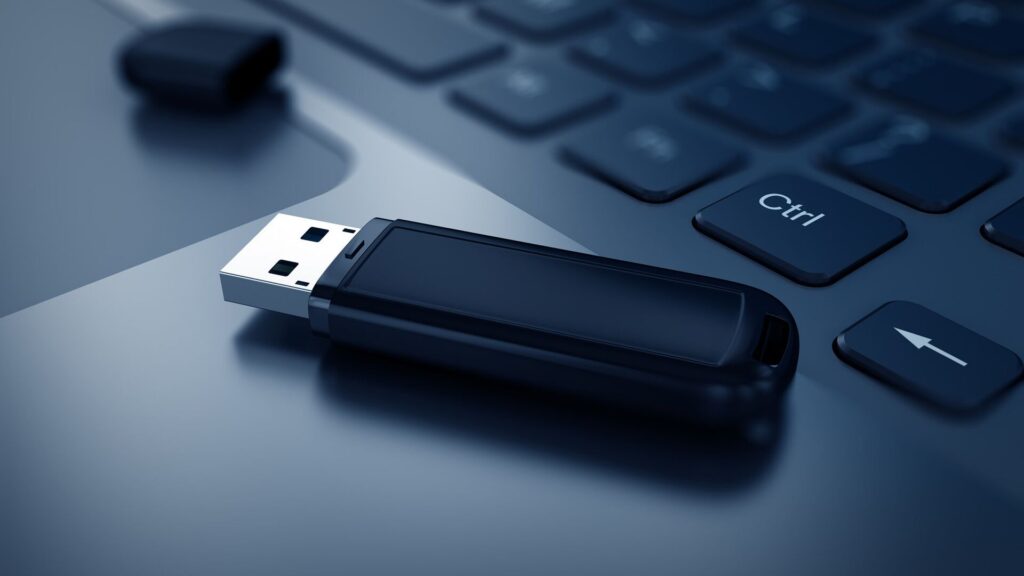 USB-флешка на фоне клавиатуры