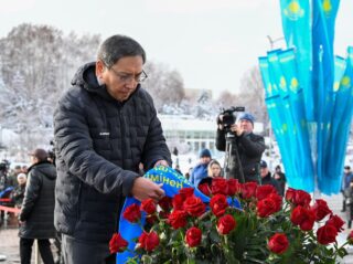 Аким Алматы возложил цветы к монументу Независимости