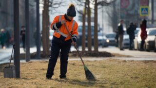 В Казахстане одобрили закон о трудовой повинности за плевки и мат на улице