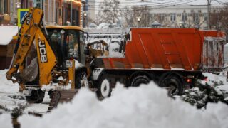 Коммунальные службы Алматы начали уборку снега в круглосуточном режиме