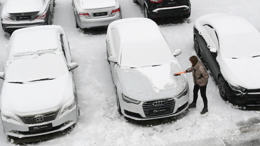 Зима авто на парковке